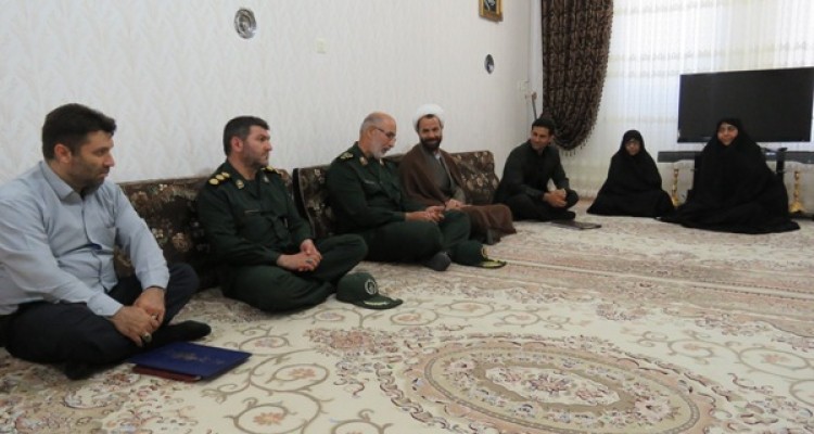 دیدارمسئولین استانی وشهرستان با خانواده شهدا در اسلام آبادغرب+تصاویر