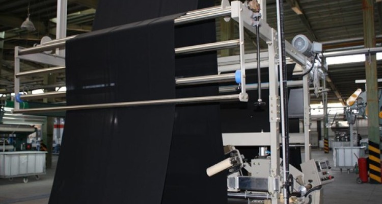 مصرف چادر در کشور 90 میلیون متر مربع اما تولید داخلی آن تنها 10 میلیون است/ طرح مجلس برای گسترش کارخانجات تولید چادر