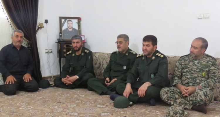 دیدار جانشین فرماندهی سپاه حضرت نبی اکرم(ص) با خانواده شهدا در اسلام آبادغرب+عکس