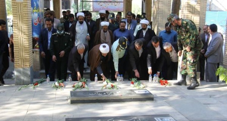 غبار روبی مزار شهدا و دیدار با امام جمعه اسلام آبادغرب+تصاویر