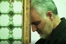 فیلم/تصاویر کمتر دیده شده از حاج قاسم سلیمانی در حرم مطهر رضوی