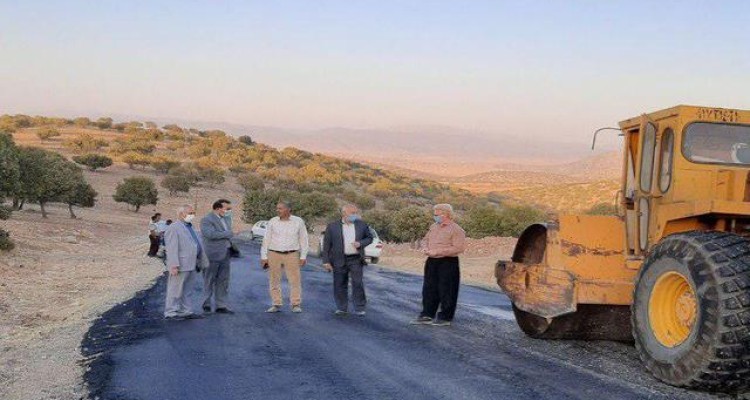 آغاز پروژه بهسازی و روکش آسفالت راه های روستایی حومه شمالی اسلام آبادغرب