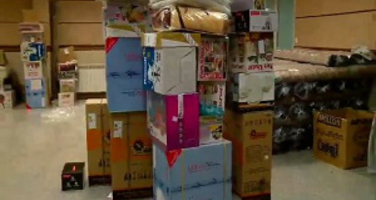 اهدای کمک ‌هزینه خرید جهیزیه به نوعروس تحت حمایت توسط خیر اسلام آبادی