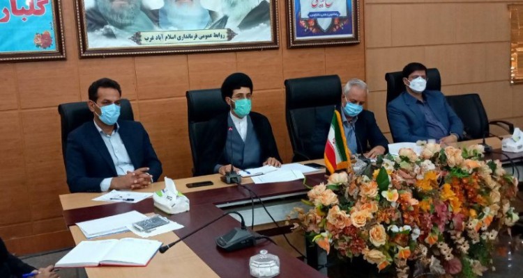 نخبگان با احساس مسئولیت بیشتر در جامعه رسالت خود را بعنوان الگو ایفا نمایند/محوریت کارهای فرهنگی و اجتماعی در مساجد گذاشته شده است