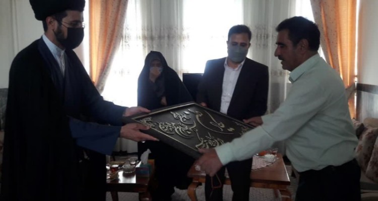 دیدار با خانواده معظم شهدای شهرستان و غبارروبی مزار شهدای اسلام آبادغرب+تصاویر