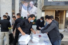 توزیع 1200پرس غذای گرم توسط سپاه اسلام آبادغرب در بین نیازمندان و عاشقان حضرت اباعبدالله الحسین(ع)