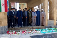 غبارروبی و گلباران مزار شهدای اسلام آبادغرب+تصاویر