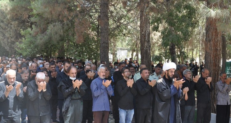 اقامه نماز ظهر عاشورا در اسلام آبادغرب+تصاویر