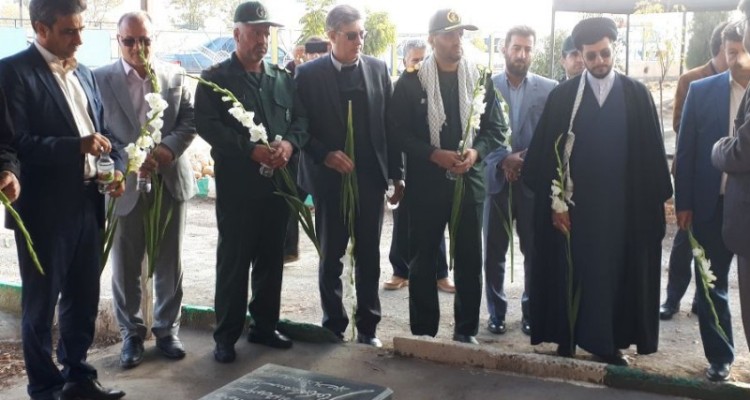 عطرافشانی مزار شهدای حمیل و سرکشی از خانواده معظم شهید بسیجی+عکس