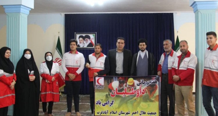 دیدار داوطلبان جمعیت هلال احمر اسلام آبادغرب با امام جمعه شهرستان+عکس