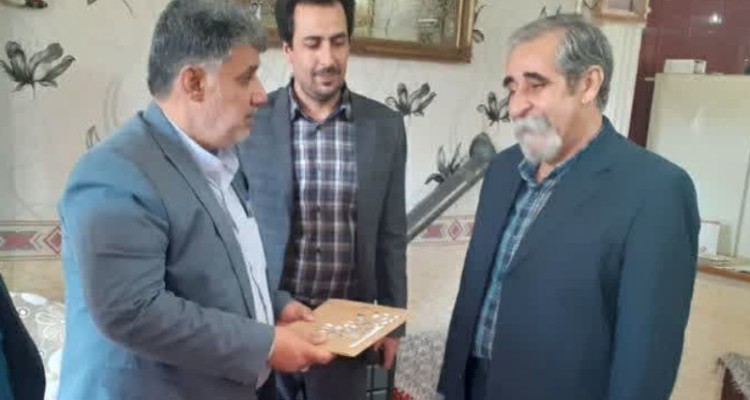 تقدیر از هنرمند پیشکسوت نمایش اسلام آبادغرب