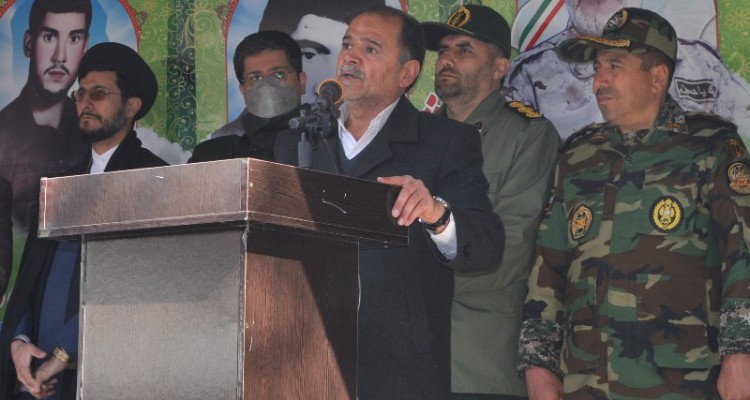 خدمت به مردم در رأس همه کارها قرار دارد/مدیریت عرصه نوکری به مردم است، کسی که توان خدمت به مردم را  ندارد صندلی را خالی کند