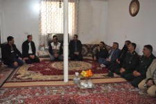 دیدار مسئولین اسلام‌آبادغرب با خانواده معظم دو شهید در روستای چقازرد+تصاویر
