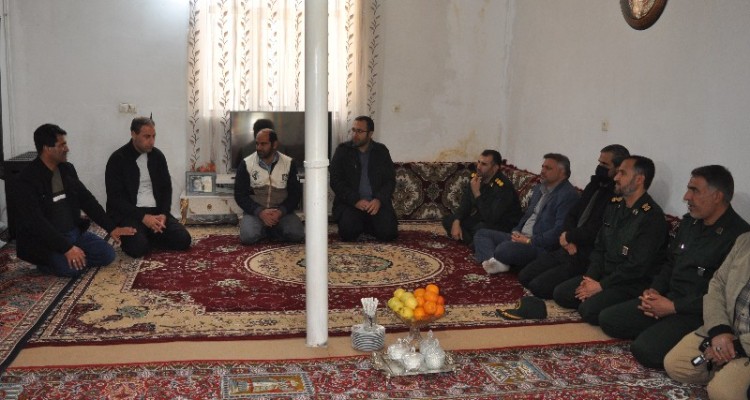 دیدار مسئولین اسلام‌آبادغرب با خانواده معظم دو شهید در روستای چقازرد+تصاویر