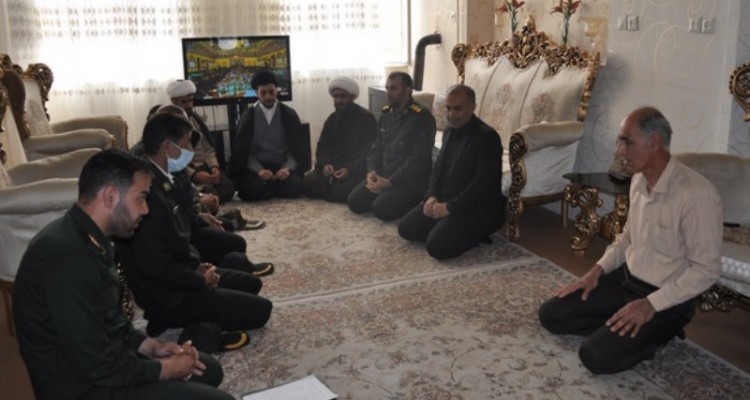 دیدار مسئولین اسلام‌آبادغرب با خانواده شهید طلبه جعفر حمیدیه