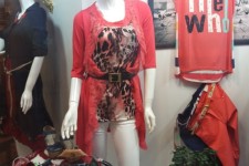 البسه نامتعارفی که در برابر هویت اصیل ایرانی قد عَلَم کرده است/ متولیان فرهنگی و اقتصادی پاسخگو باشند  البسه نامتعارفی که در برابر هویت اصیل ایرانی قد عَلَم کرده است/ متولیان فرهنگی و اقتصادی پاسخگو باشند