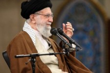 دولت و مجلس انقلابی مبارزه با اژد‌های هفت سر فساد را دنبال کنند