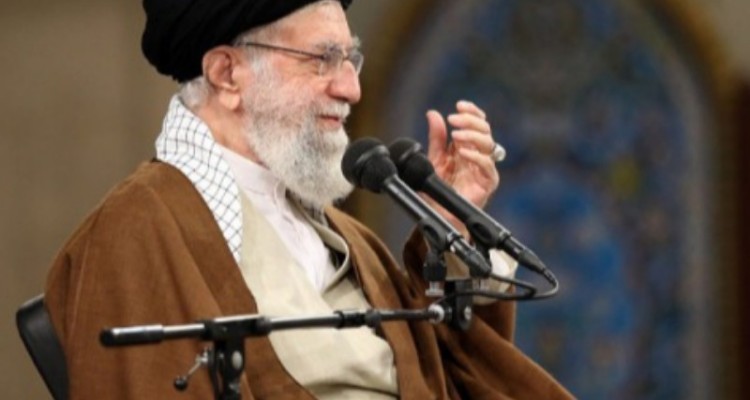 دولت و مجلس انقلابی مبارزه با اژد‌های هفت سر فساد را دنبال کنند