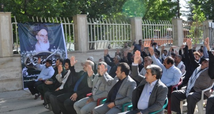 سینه‌زنی زائرین مرقد امام‌خمینی(ره) در اسلام‌آبادغرب