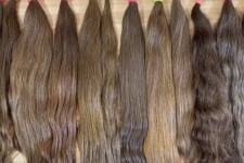 تیغِ تیزِ فقر در لابلای گیسوان دختران و زنان جوان/ موهایی که با ارز معامله می‌شود