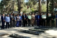 غبارروبی و عطرافشانی مزار شهدای اسلام‌آبادغرب+تصاویر