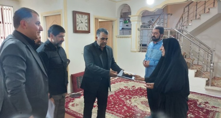 دیدار مسئولین اسلام‌آبادغرب با خانواده‌های معظم شهدای شهر شهیدان مرصاد