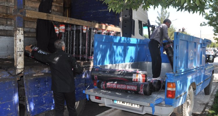 اهدای 200 رول عایق ایزوبام به مددجویان نیازمند در حال ساخت مسکن توسط بسیج سازندگی اسلام‌آبادغرب