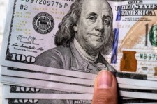 ریزش قیمت دلار با اعلام واریز پول بلوکه شده به حساب بانک‌های ایرانی