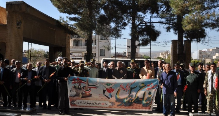 غبار روبی مزار شهدای اسلام‌آبادغرب به مناسبت آغاز هفته دفاع مقدس