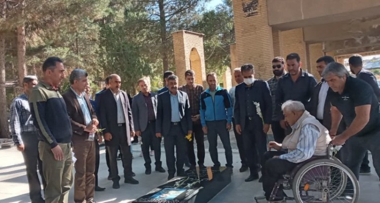 دیدار هیئت‌های ورزشی با امام جمعه و غبارروبی مزار شهدای اسلام آبادغرب