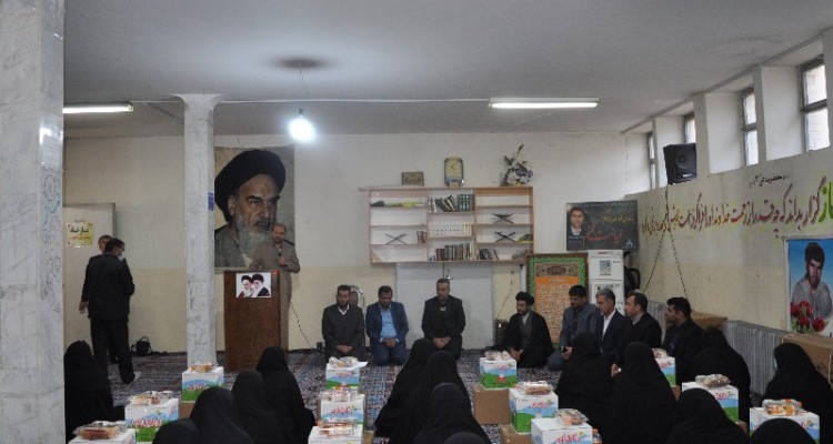 اهدای 300 بسته معیشتی به خانواده زندانیان در اسلام‌آبادغرب