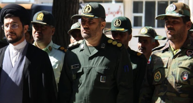 مزار شهدای اسلام‌آبادغرب به‌مناسبت روز ارتش غبارروبی و گلباران شد