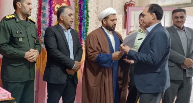 مراسم بزرگداشت مقام استادو روز معلم با حضور مسئولین در مدرسه دخترانه شهید مظفریان