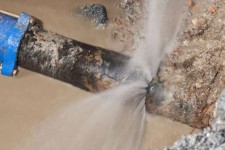 شکستگی لوله‌ها نتیجه تردد ماشین‌آلات سنگین در مناطق پرتراکم است