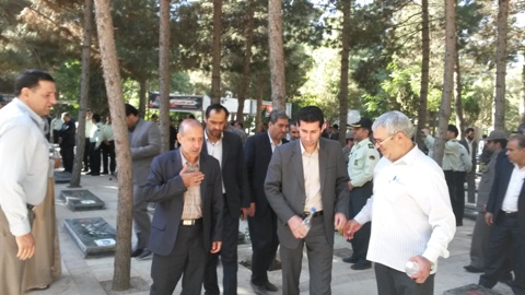 غبارروبی و عطرافشانی مزار شهدای اسلام آبادغرب +تصاویر غبارروبی و عطرافشانی مزار شهدای اسلام آبادغرب +تصاویر