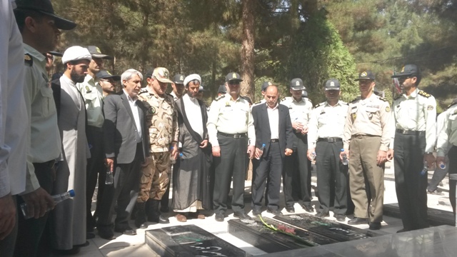 عطر افشانی و غبار روبی مزار شهدای اسلام آبادغرب +تصاویر