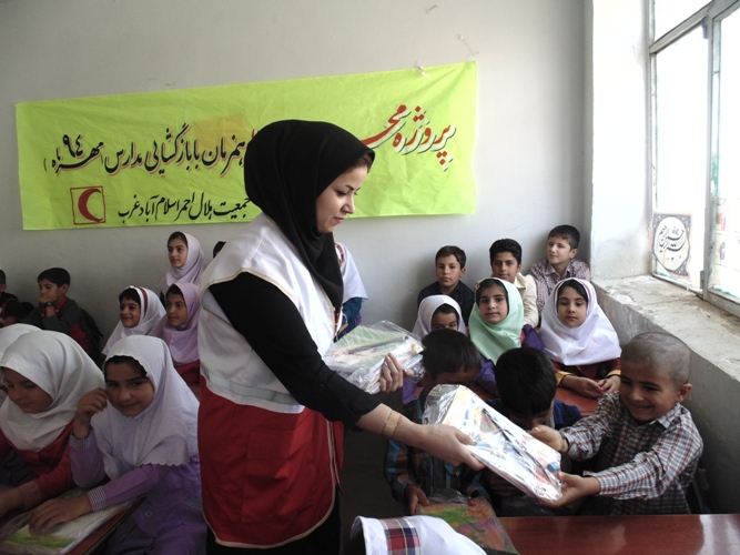 توزیع بسته های آموزشی و بهداشتی در مناطق محروم  توسط هلال احمر اسلام آباد غرب 