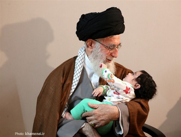 گزارش تصویری/حضور رهبر انقلاب در منزل سردار شهید همدانی