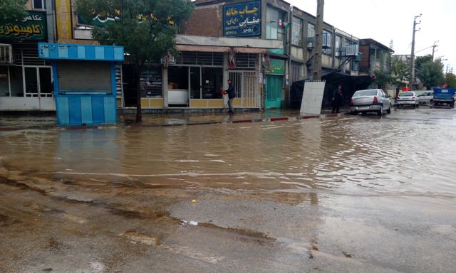   آب گرفتگی خیابان ها و معابر اسلام آبادغرب بر اثر بارش باران