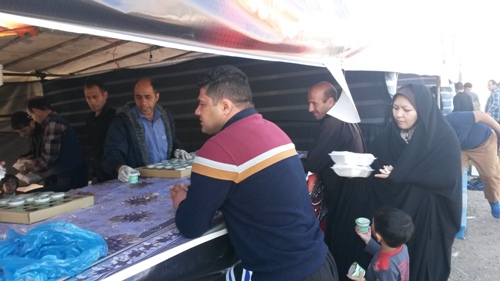 پذیرایی روزانه 15هزار نفر زوار اربعین در اسلام آبادغرب +تصاویر پذیرایی روزانه 15هزار نفر زوار اربعین در اسلام آبادغرب +تصاویر