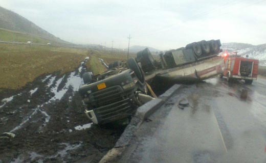 واژگونی تریلی عراقی حامل نفت  در اسلام آبادغرب +تصاویر