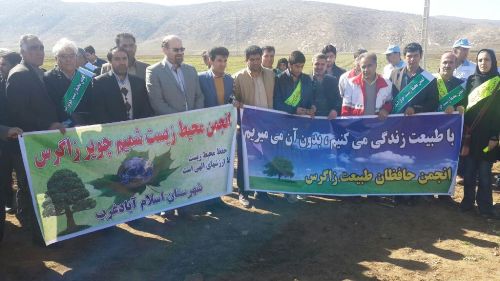 پاکسازی حاشیه کمربندی اسلام آبادغرب از وجود زباله توسط دوستداران محیط زیست