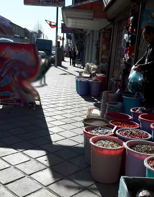 عملکرد متناقض شهرداری در برخورد با سد معبر و دستفروشان اسلام آبادغرب