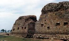 قلعه یزدگرد از جاذبه های تاریخی دالاهو وبا طبیعتی بکر پذیرای گردشگران است