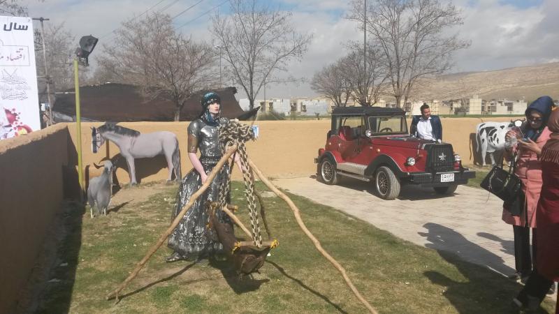 استقبال گردشگران از "تونل نور" و "خانه سنتی" در اسلام آباد غرب