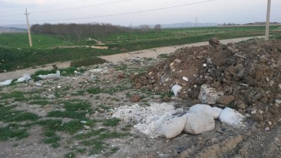 کمربندی اسلام آباد غرب در محاصره نخاله های ساختمانی/بوی گند بی خیالی مسئولین از کمربندی درآمد! کمربندی اسلام آباد غرب در محاصره نخاله های ساختمانی/بوی گند بی خیالی مسئولین از کمربندی درآمد!