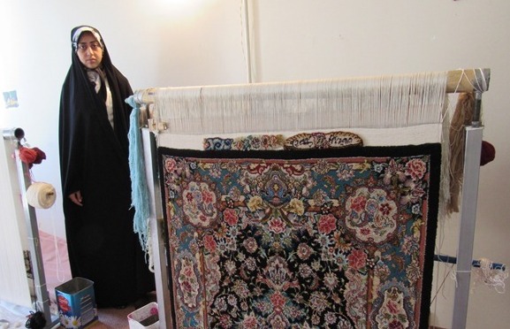 کارآفرینی در راستای اقتصاد مقاومتی/اجرای طرح قالیبافی توسط بسیجیان اسلام آبادغرب 