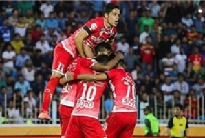 پرسپولیس با بازوبند نوروزی بالاتر از استقلال ایستاد/ جشنواره گل سرخ در تبریز پرسپولیس با بازوبند نوروزی بالاتر از استقلال ایستاد/ جشنواره گل سرخ در تبریز