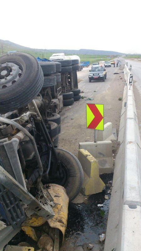 واژگونی تریلی در ورودی شهر دالاهو