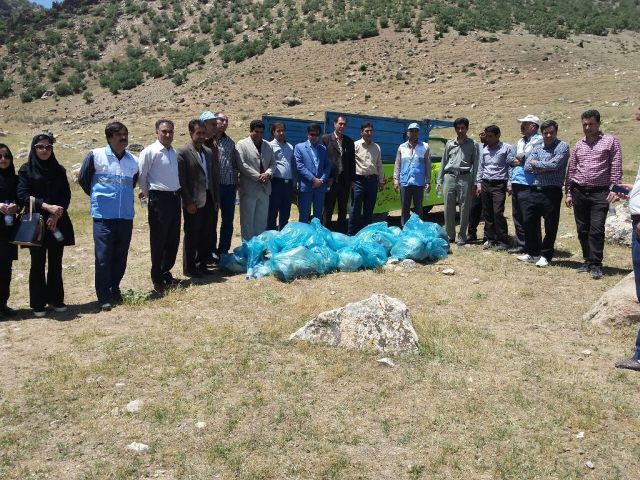 پاکسازی طبیعت زیبا و دیدنی تنگ صندوقه روستای شیخه در اسلام آبادغرب